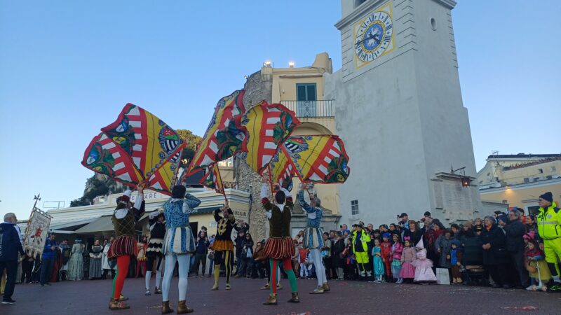 Carnevalissimo 2025 a Capri: gran finale del martedì grasso, le foto della straordinaria esibizione degli sbandieratori