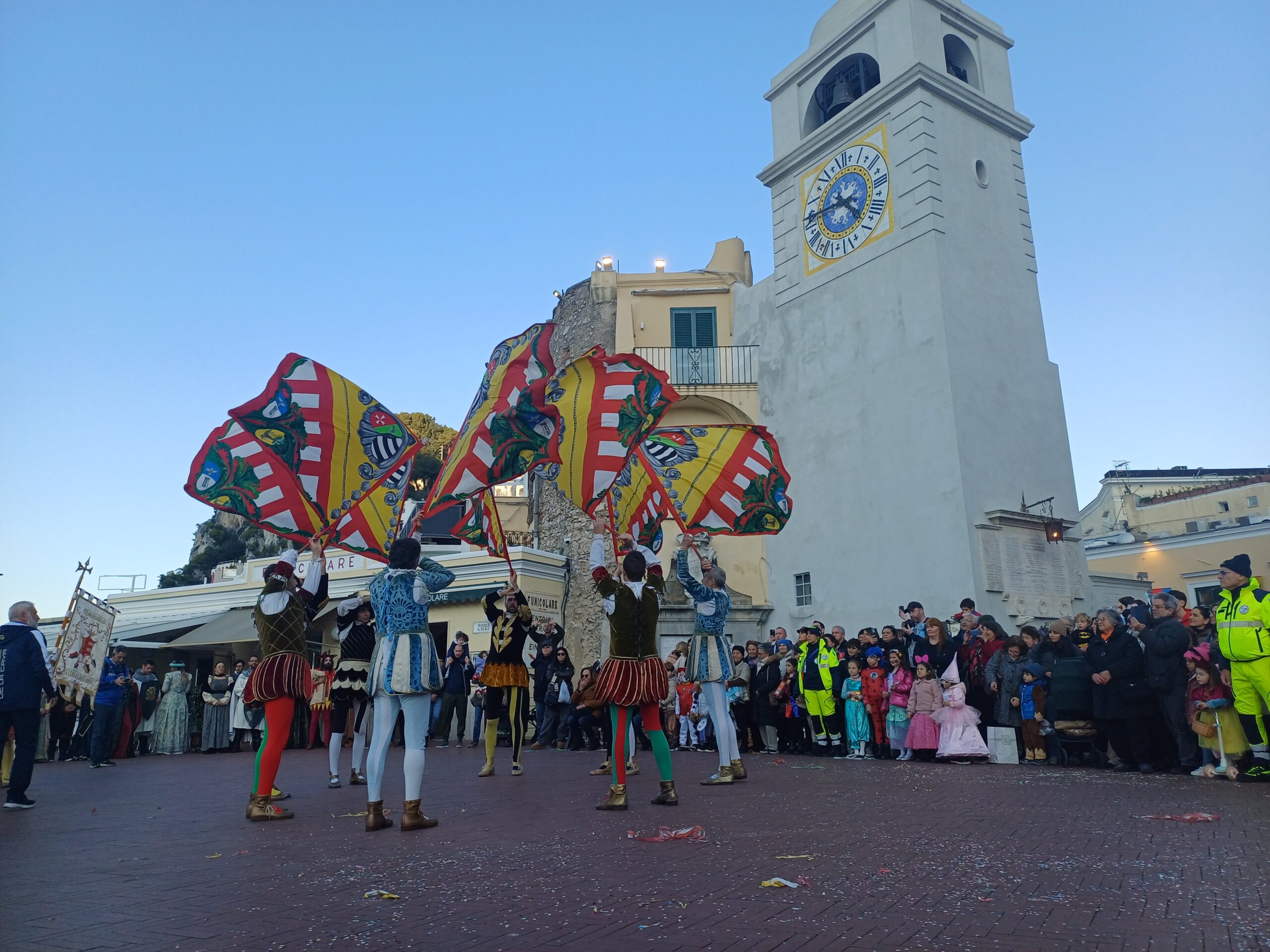 Carnevalissimo 2025 a Capri: gran finale del martedì grasso, le foto della straordinaria esibizione degli sbandieratori