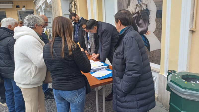 Riconoscimento dello status di zona disagiata, folla al banchetto: molti cittadini in fila per la raccolta firme in piazza a Capri (photogallery)