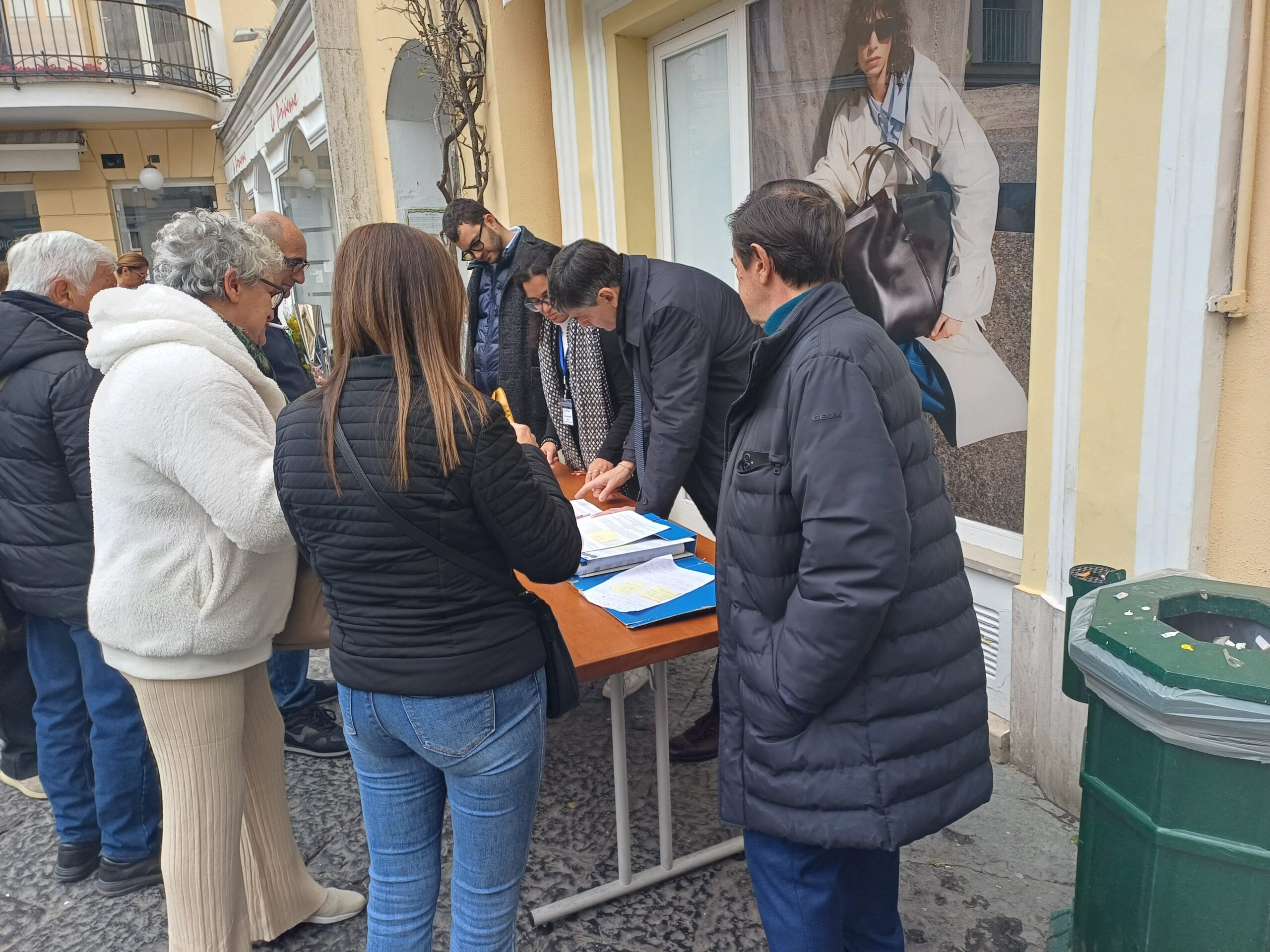 Riconoscimento dello status di zona disagiata, folla al banchetto: molti cittadini in fila per la raccolta firme in piazza a Capri (photogallery)