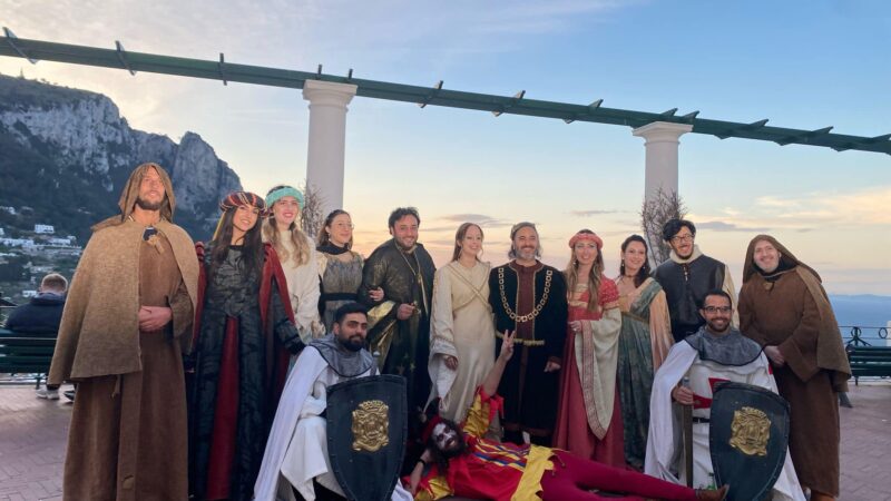 Carnevalissimo 2025 a Capri: la foto di gruppo di re Carnevale e della corte