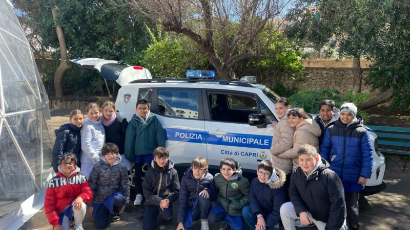 Terminato il progetto di educazione stradale della Polizia Municipale di Capri, cerimonia con il sindaco Falco che ha consegnato agli studenti la patente del buon pedone (photogallery)