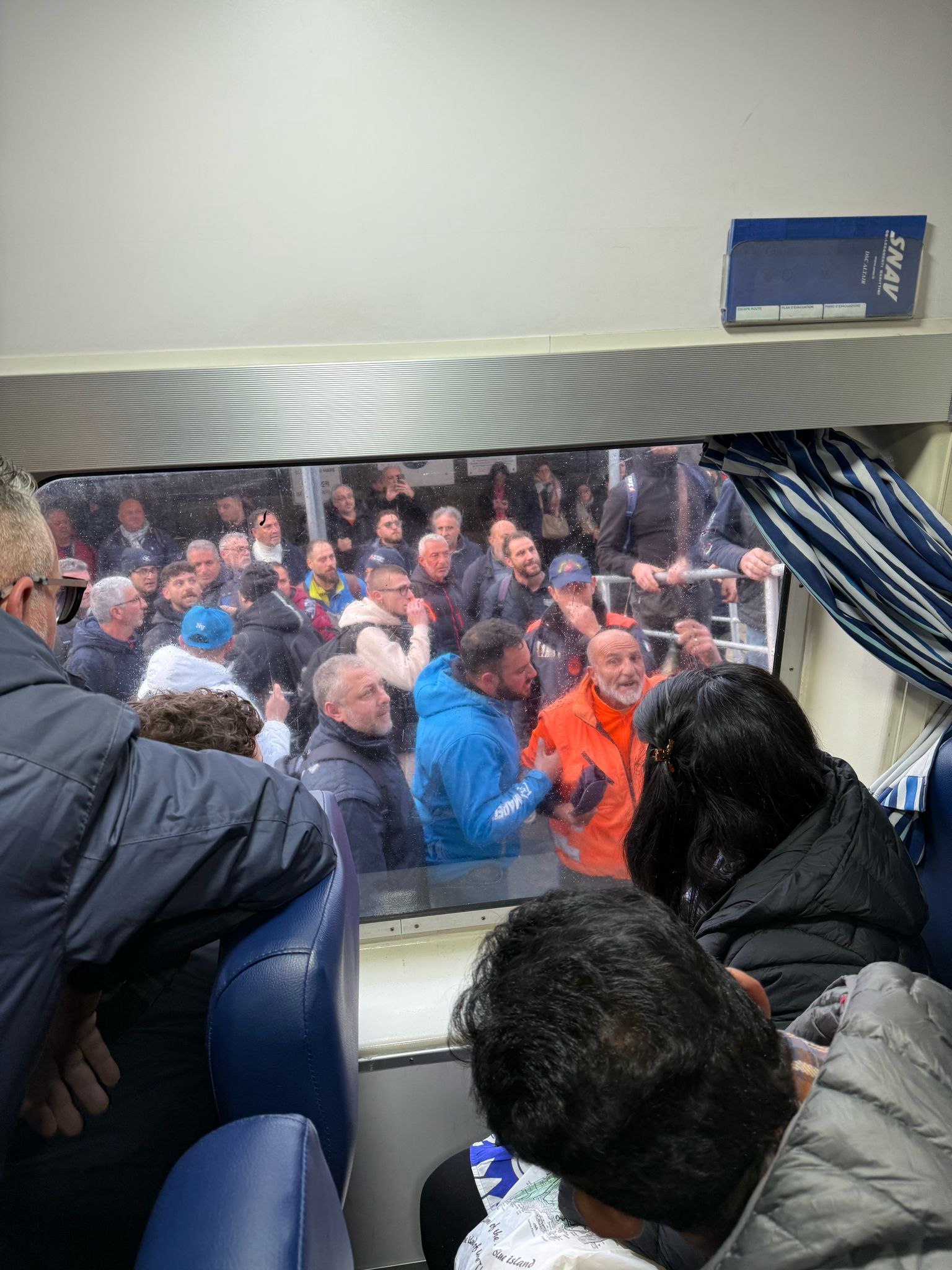 Momenti di tensione sul porto di Capri: pendolari bloccano partenza per protesta, unità di linea parte con 55 minuti di ritardo (foto e video)