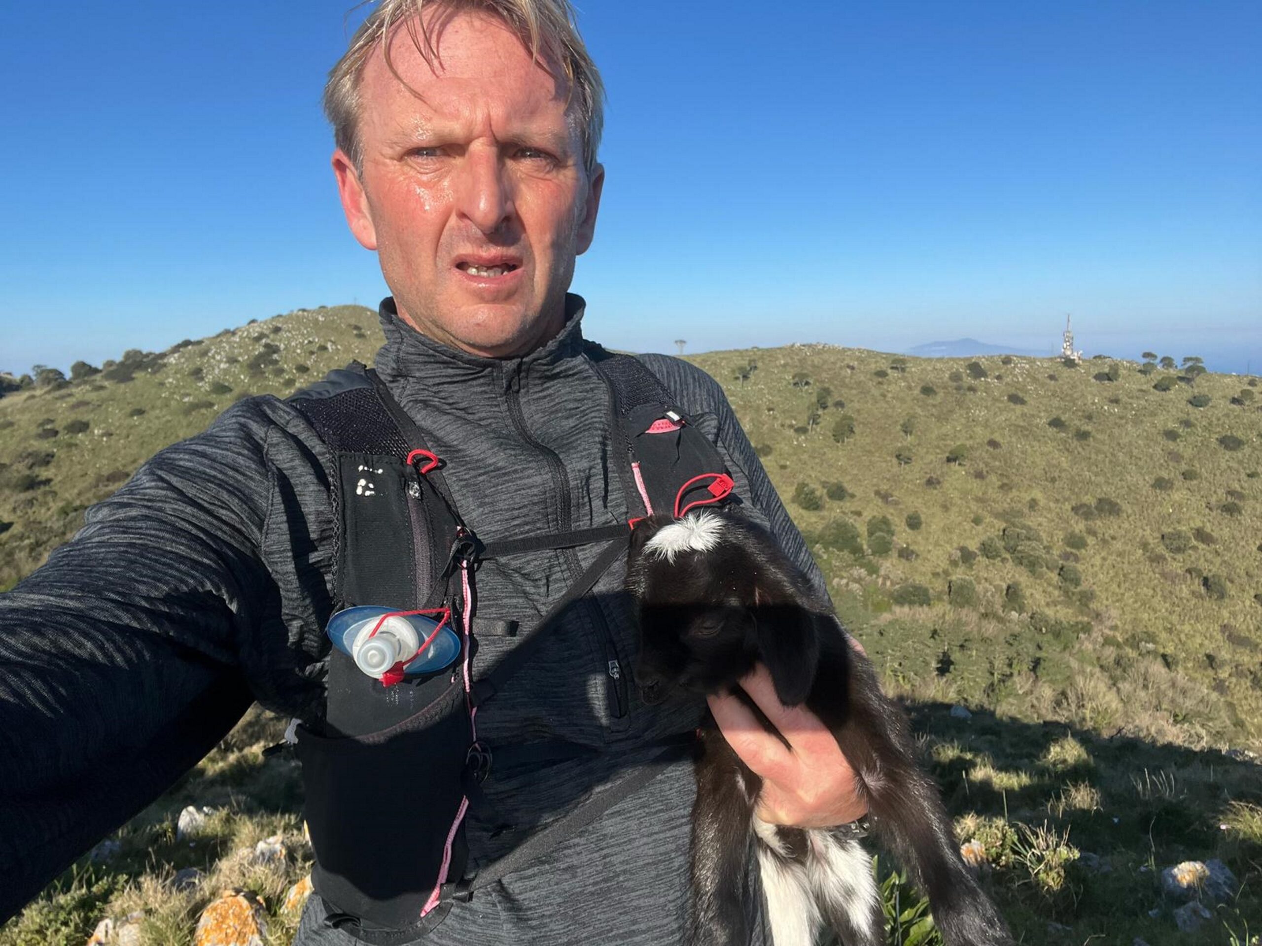 La storia: Gianluca Aprea salva un cucciolo di capra rimasto intrappolato sulle alture di Anacapri, il video del commovente ricongiungimento con la mamma